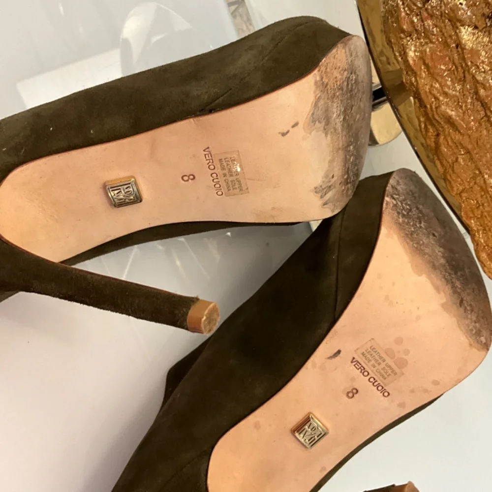 POUR LA VICTOIRE OLIVE GREEN SUEDE PEEP TOE BOOTIES♥️♥️♥️